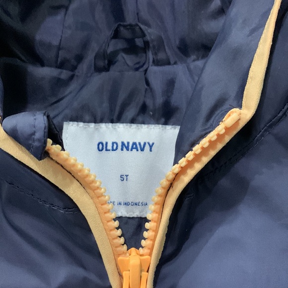 Like new Old Navy Pullover Wind Jacket. Size 5T - Picture 2 of 4
